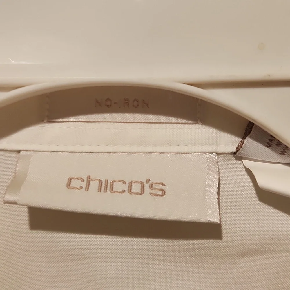 ❤️ NWT! CHICOS NO IRON BUTTON DOWN STRETCH COTTON POPLIN SHIRT, 8 -10 - Picture 4 of 8